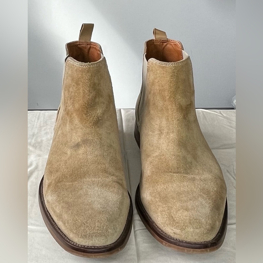 Chelsea boot, in good condition. Without original box.